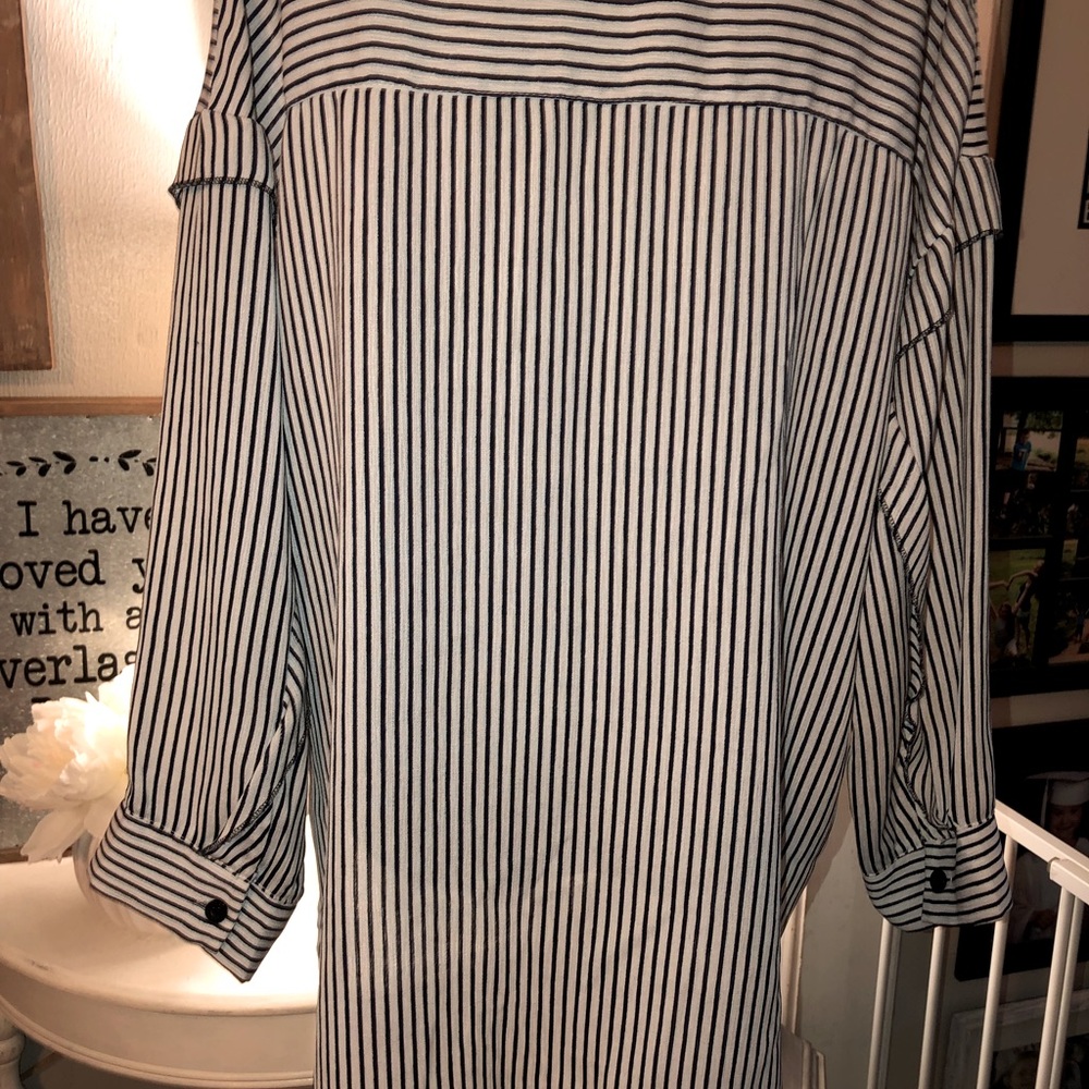 Amaryllis blouse. Size Large. - Picture 6 of 13